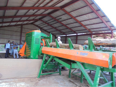 薪製造機　霧島市　前田産業にて  　  伐採した薪用の丸太を長いまま投入すると、適切な長さに切断、それを割ってくれる高性能の機械。