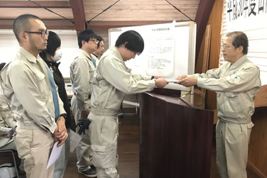 昇格者に辞令交付(3等級者)