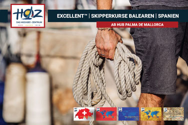 Skipper mit Sicherheitsgurt am Steuer bei Sonnenuntergang – EXCELLENT™ Skipperkurse des HOZ HOCHSEEZENTRUM™ auf Balearen und Kanaren, Training für Präzision und Sicherheit auf See