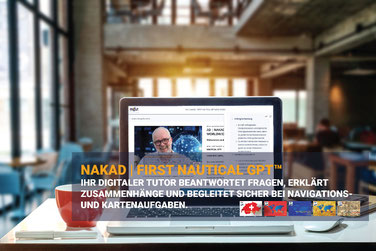 Laptop mit NAKAD | FIRST NAUTICAL GPT™ – Ihr digitaler Tutor unterstützt bei Navigation, Kartenaufgaben und Hochseeschein-Prüfungsvorbereitung.