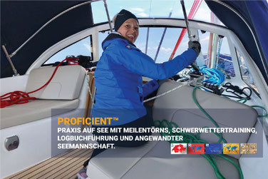 Seglerin im Cockpit – PROFICIENT™ Hochseeschein Praxis mit Meilentörns, Schwerwettertraining, Logbuchführung und angewandter Seemannschaft.