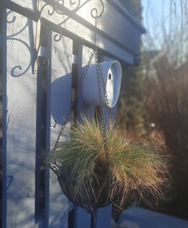 Hängender Blumenkorb aus Eisen als Landhausstil-Deko