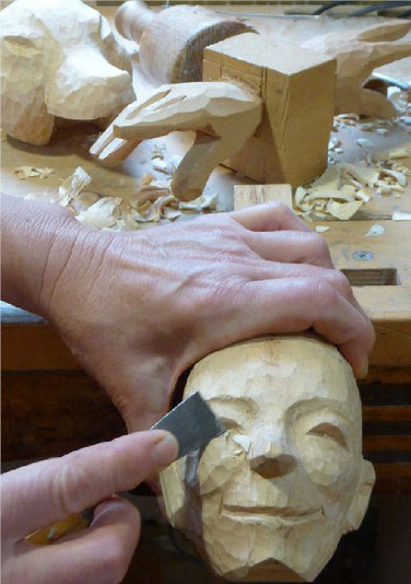 Schnitzen eines Marionettenfigurenkopfes