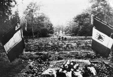Das Gräberfeld II mit den gekennzeichneten Gräbern der KZ-Häftlinge. Im Hintergrund ist das in den 1960er-Jahren errichtete Hochkreuz zu erkennen. Foto: unbekannt, nicht datiert.