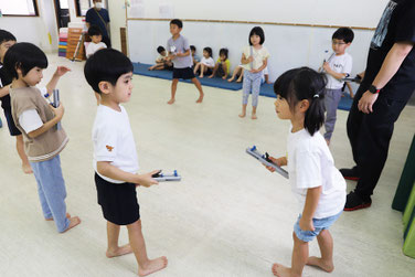 天才キッズクラブでは、「文武 両道」と「楽しく学ぶ」ことを大切 にしています。──【天才キッズクラブ　田中理事長】