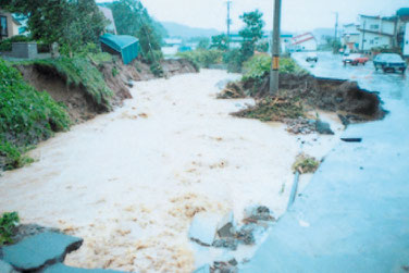 豊平川支川の南の沢川流域（札幌市南区）で道路が決壊