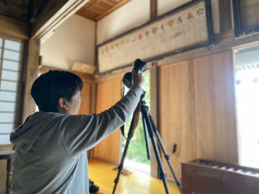 令和５年６月号から本誌の表紙写真を担当。写真は、東光山観福寺(一関市舞川)の観音堂にて、本誌令和６年６月号の表紙写真を撮影する様子