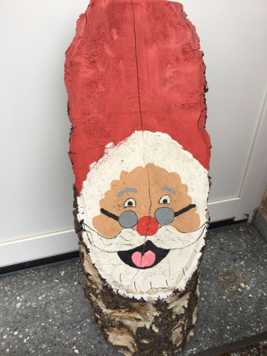 Weihnachtsmann aus Baumstamm