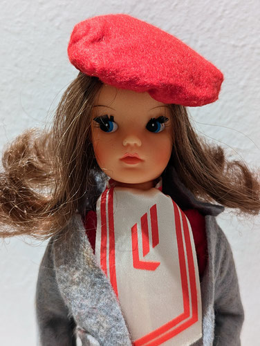 Second edition of Martinair Sindy. Beret not original. Golden paper buttons are missing.