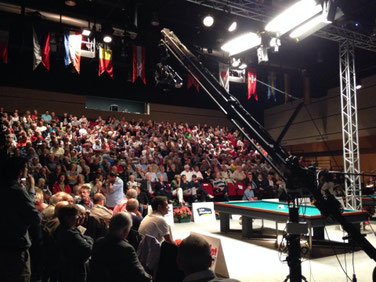 会場は600人の観客で超満員に