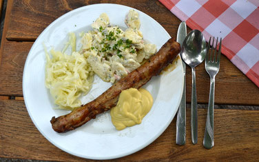 EIne Bratwurst im Biergarten an der Brücke bei Burgau