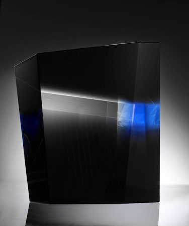 Line III. | kiln cast, glued, polished crystal and sheet glass | 24 x 19 x 10 cm | 2003 | ●