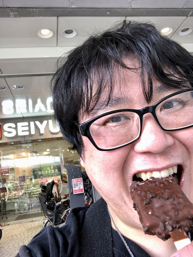 チョコミントアイスを齧り付くYUTAKA