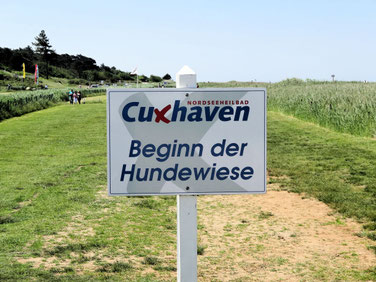 Hinweisschild an der Hundewiese in Sahlenburg