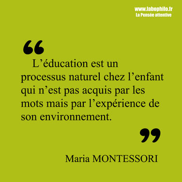 Maria Montessori citation. "L’éducation est un processus naturel chez l’enfant qui n’est pas acquis par les mots mais par l’expérience de son environnement."