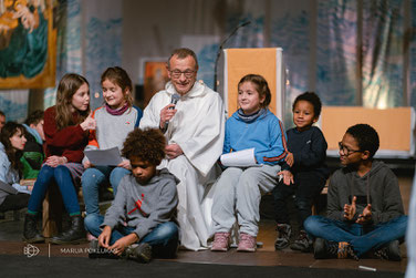 Frère Alois Löser, Prior der ökumenischen Bruderschaft von Taizé von Kindern umgeben