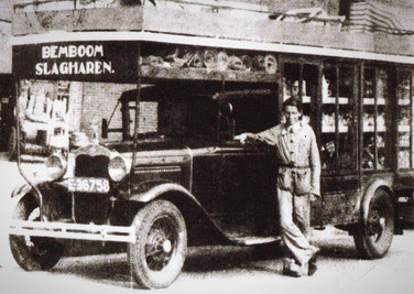 Henk Bemboom bij zijn gemotoriseerde marktwagen, waarmee hij als één van de eerste de markten afreed in de omgeving om als koopman zijn waren aan het publiek aan te brengen…