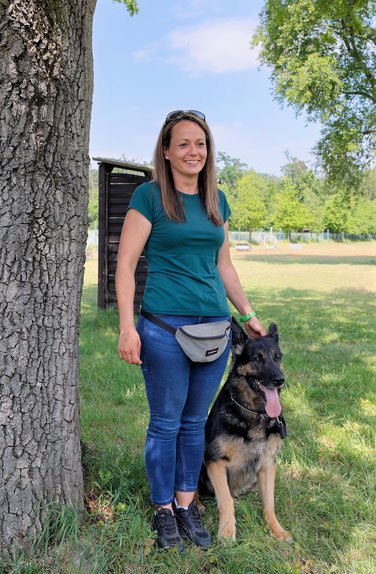 Simone gibt einen Teil des IGP-Trainings. Sie nimmt selbst an Turnieren teil und hat mit Ihren Hunden einige Prüfungen bestanden. 