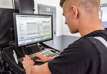 Mechantroniker am Computer