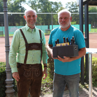 Frank Spatz feiert beeindruckende 25 Jahre Mitgliedschaft in unserem Verein. Seine Treue, Leidenschaft für Tennis und sein Engagement für den Verein sind ein echtes Vorbild für uns alle.