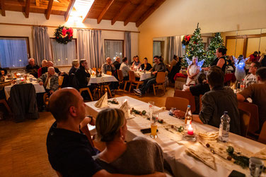 Stimmungsvolle Atmosphäre bei der WSV-Weihnachtsfeier im festlich geschmückten Vereinsheim.