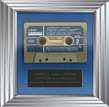  FONOGRAN  S. A.  concede a LOS CHICHOS, CASSETTE DE ORO Y PLATINO por las ventas alcanzadas de sus respectivos musicassettes por LOS CHICHOS Vol. 4 y CHICHOS, LO MAS...