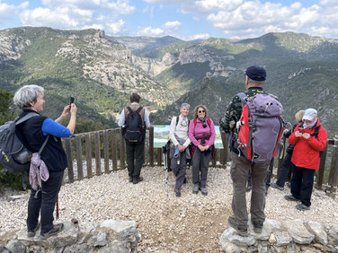 Pause panoramique lors de la randonnée de Puechabon le 22 mars 2022 anocr34.fr