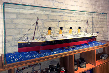 Die LEGO® Titanic unter einer Glashaube nach Maß, maßgefertigt, Haube, Museum, Vitrine