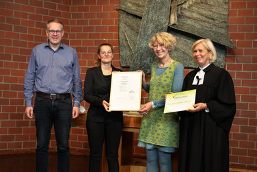 Superintendent Gerald Hagmann und Projektleiterin Martina Faseler (2.v.l.) gratulierten Bettina Funke-Inkmann von der Umweltgruppe Emmaus und Pfarrerin Heidrun Schmidt-Solty zur Zertifizierung.