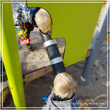 "Kuckuck" - ein Besuch auf dem Spielplatz geht immer! Vor allem wenn unsere Rabauken so schön miteinander spielen.