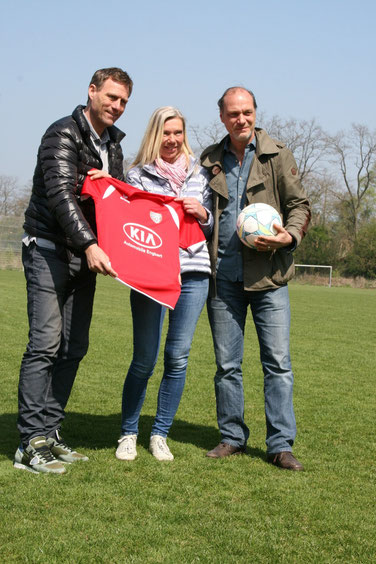 Ingo Anderbrügge und Martin Brambach kicken für den guten Zweck. Foto: Dirk Hantrop