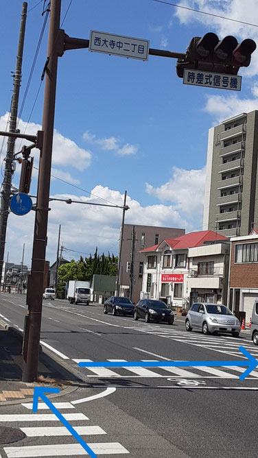 西大寺中2丁目交差点　右前方に「旭東教会」が見えてきました　信号を渡って40秒で到着