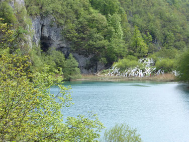 Der Silbersee mit seiner Höhle im Hintergrund (Schatz im Silbersee)