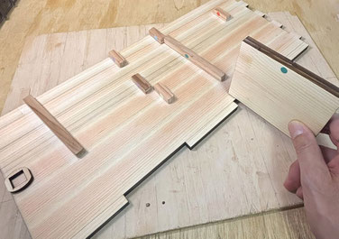 シールの位置に合わせて木工用ボンドでくっつけるだけです。