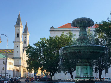 La place de l'université avec ses grands fontaines, près du jardin anglais