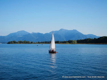 Le Chiemsee est le plus grand lac entièrement en Bavière. Il possède 2 grandes îles dont une abritant le célèbre château d´Herrenchiemsee.