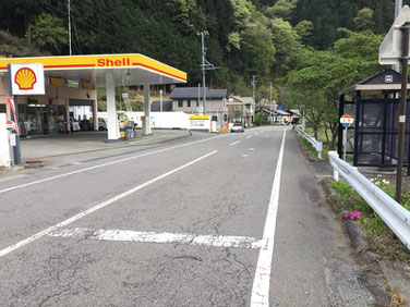 国道152号線のガソリンスタンドと上町バス停