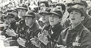 先輩たちの応援をする下級生