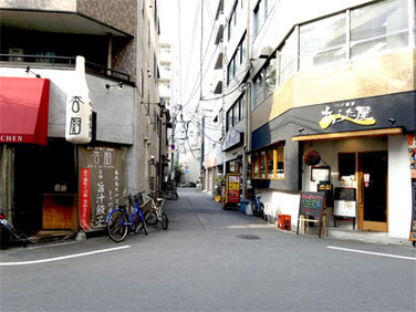 お蕎麦屋さんと餃子屋さんの間を進む