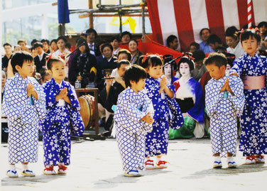 ３歳から12歳までの子どもたちが、本踊の合間で観客をほのぼのと和ませます。