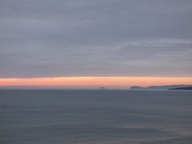 今日は雨だったりスッキリしない一日でした、夕日も少し雲の合間から・・