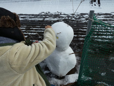 海入らずにまずは雪だるま♪