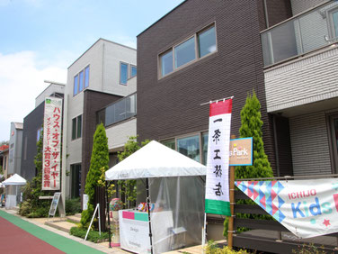 奥の3階建てと比べてください。どちらが新しいかわかりません!