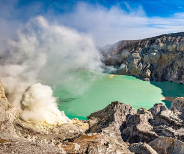 Uitzicht over het turkuoise gekleurde kratermeer van het Ijen plateau op Java