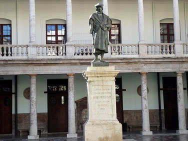 La estatua del famoso filósofo y humanista Luis Vives ocupa el centro del claustro universitario. Desde esta privilegiada posición, saluda y da la bienvenida a los visitantes.