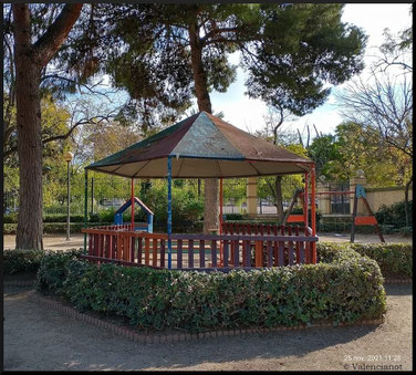 Un área de juego en los Jardines de Ayora destinado a la recreación y la educación física para niños de diferentes edades.