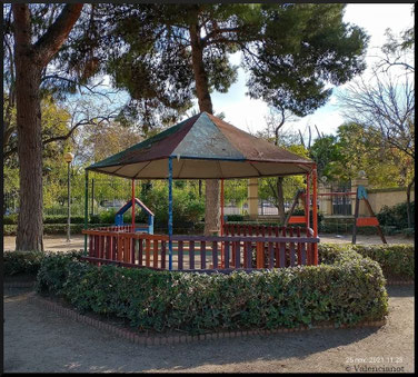 En la zona más arenosa se encuentra un par de columpios, una casita de madera.