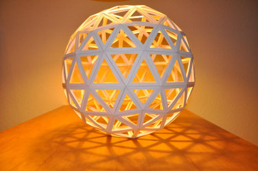 Geosphärenkugel im Licht. Ein Symbol dafür, dass „Geschenke aus Worten“ Potenzial entfalten und verbinden können