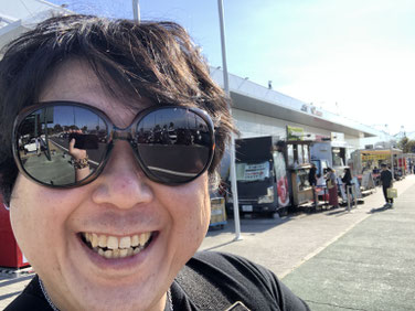 車移動式屋台が後ろに