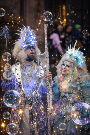 Weihnachten Events - Walking Acts mit LED, Seifenblasenkunst, Seifenblasenshow für Weihnachten, Artist of bubbles, Seifenblasen im Winter